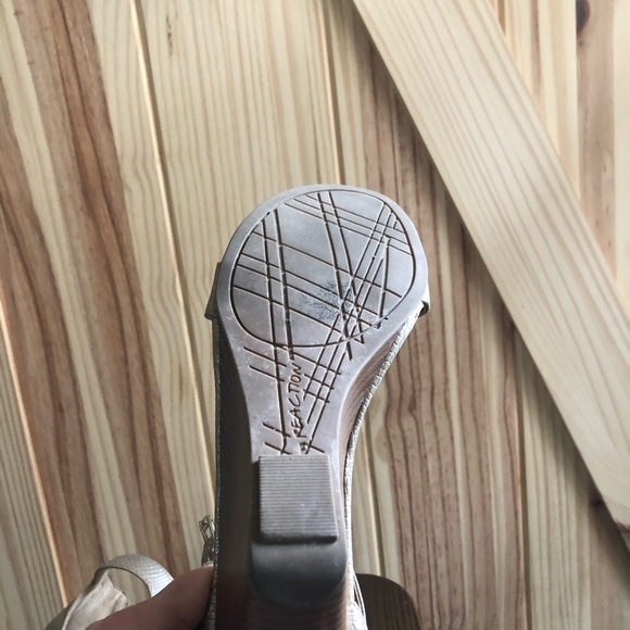 Kenneth Cole-Gold Wedge Sandel - Picture 7 of 7